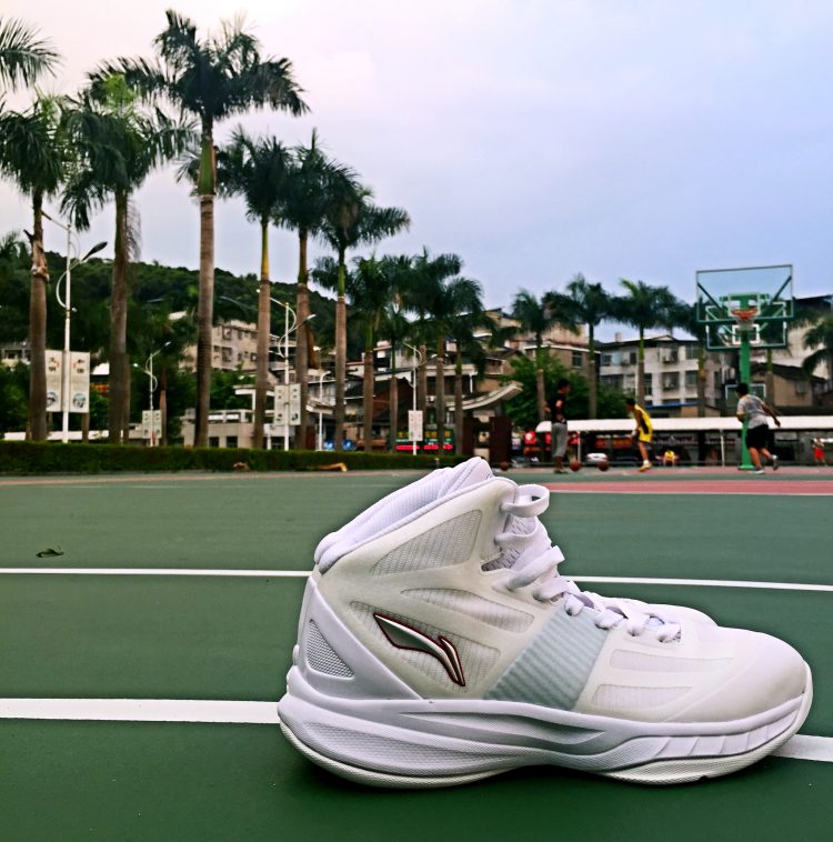 李宁超轻10球员版,李宁超轻11降价