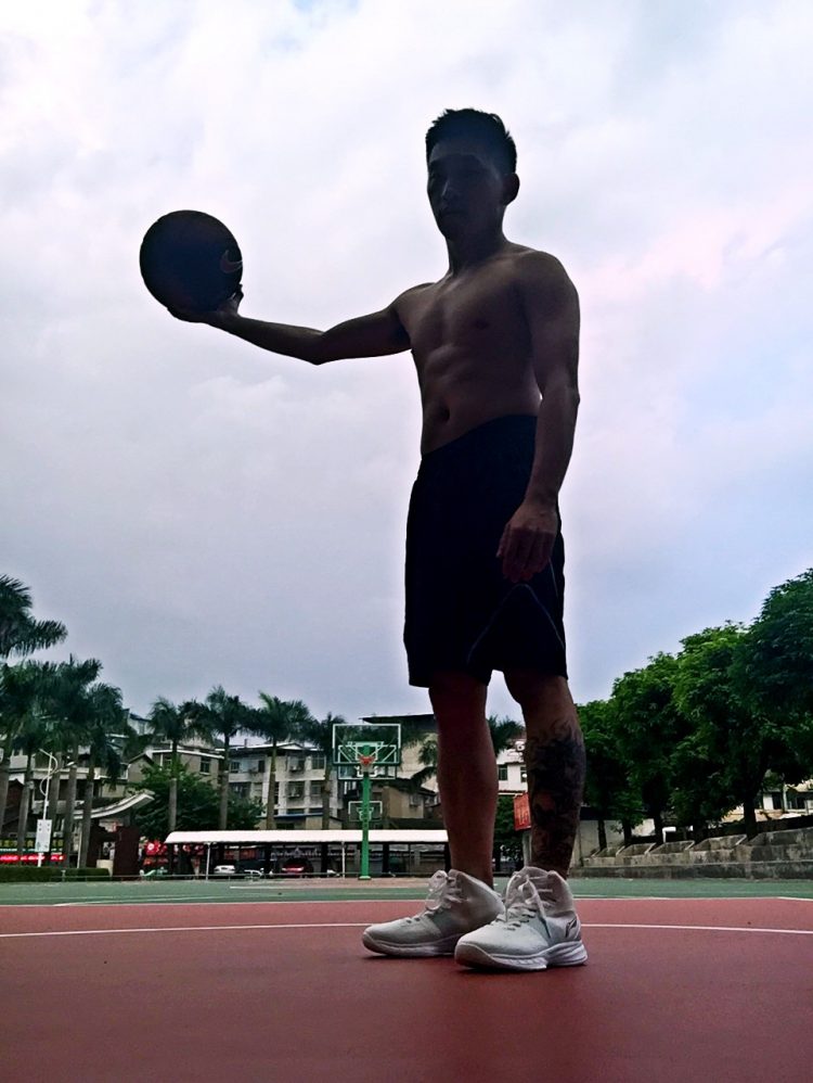 李宁超轻10球员版,李宁超轻11降价