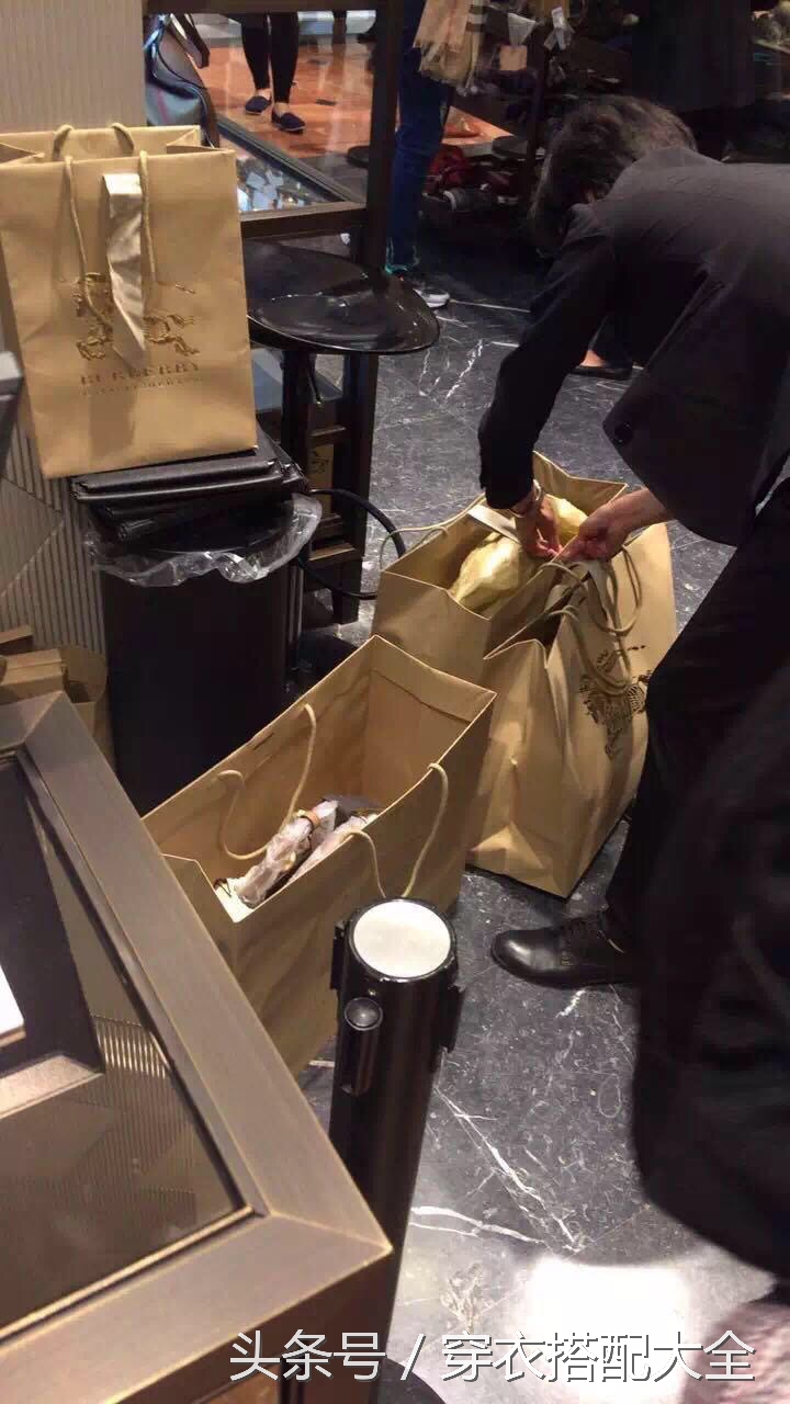 呀！终于知道代购多赚钱了，送给婆婆包的时候她说怎么不买lv