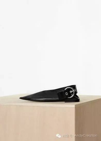 你们平时穿去洗澡的拖鞋，现在可潮了呢～