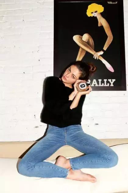 这个牌子的牛仔裤请给我来一打！