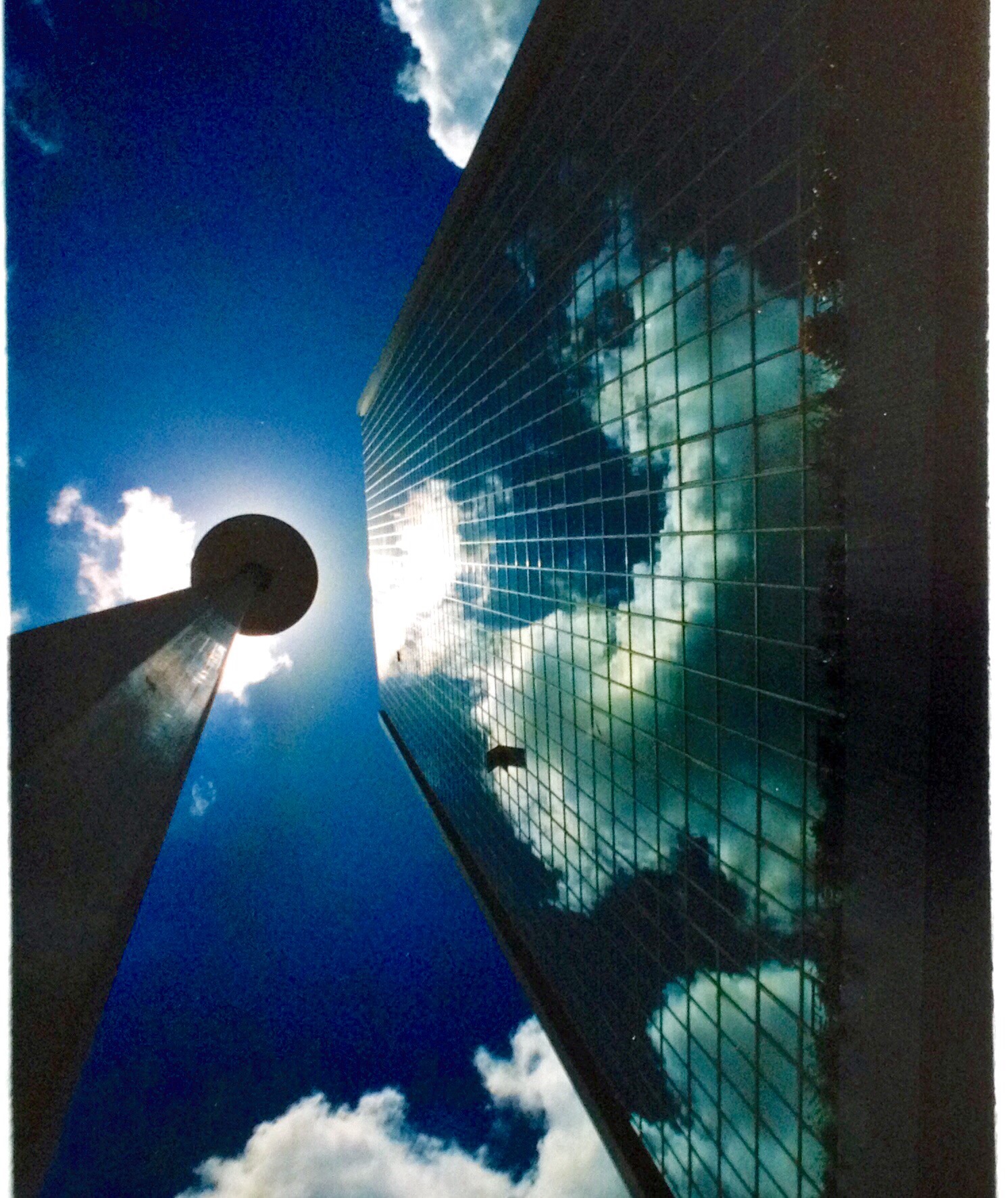 如果关在电梯里该怎么办,如果你被关在电梯怎么办