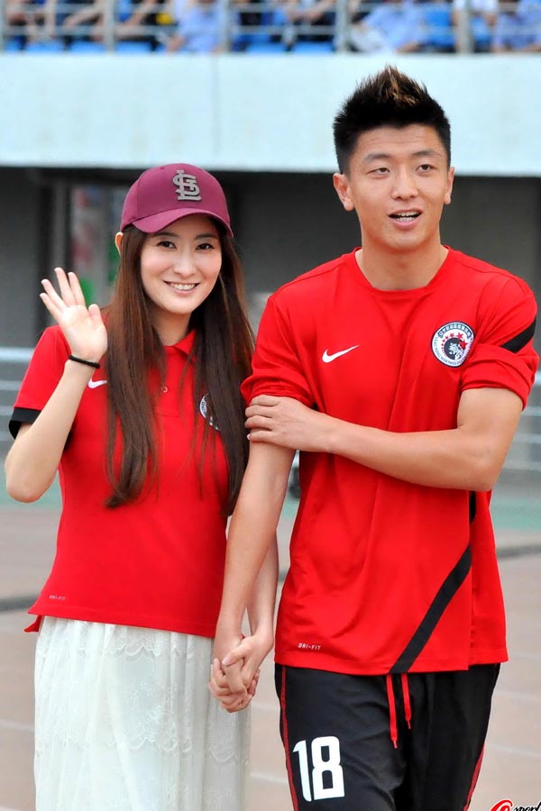 国足老婆哪一个不是大美女，从今天起培养孩子踢球吧