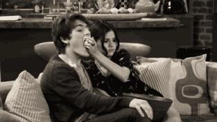 为何电影还没上映就有人看过了,海报都没做好的电影