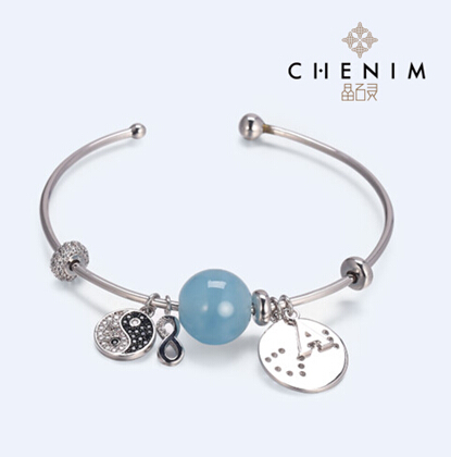 戴上晶石灵彩色宝石，成为开学季那个闪亮的女孩