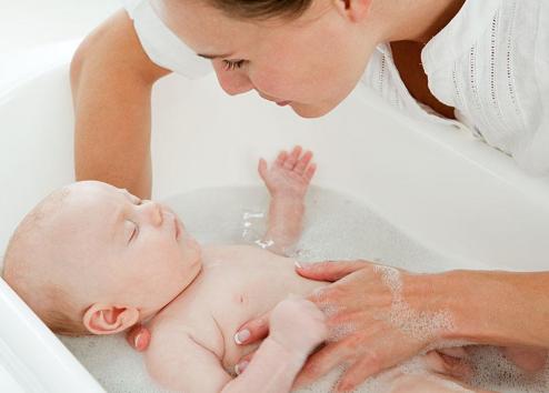 身上出现小红点是过敏吗,宝宝过敏起红疹需要吃过敏药吗