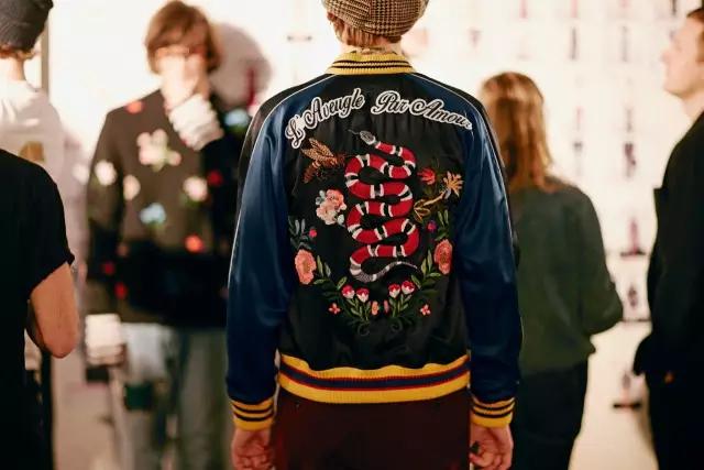 躺在品牌上的飞禽走兽