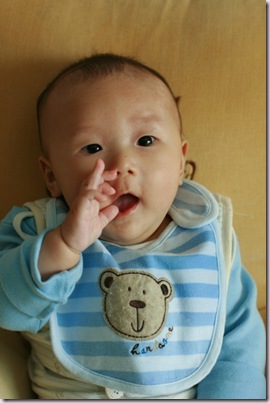 宝宝3个月了,一言不合就吮手指,要纠正吗?