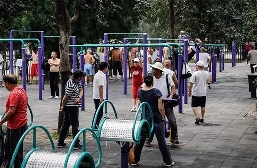 高手在民间大爷玩健身器材,民间健身器材达人