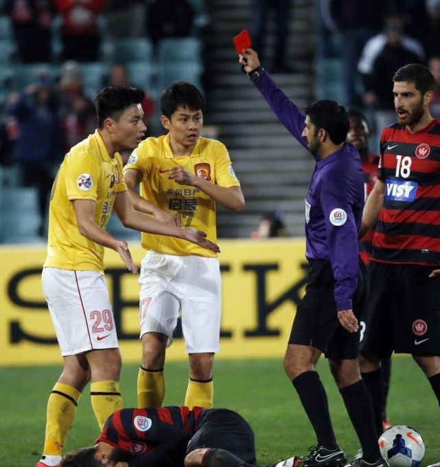 中韩大战裁判判罚引争议,中韩巨大争议判罚