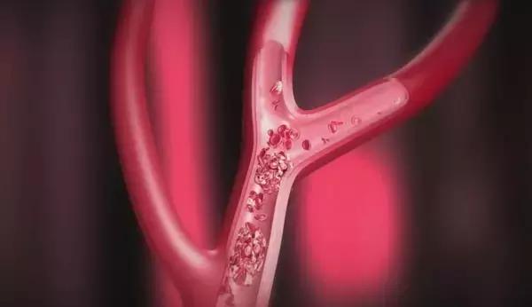 天呐！年轻情侣亲个嘴后