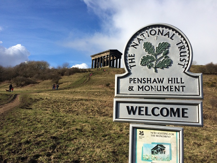 新英驻英记者毛竹欣:用队徽画一个最美东北小城桑德兰