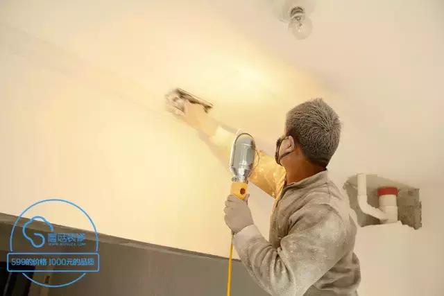 装修完没多久为什么烂墙根,装修没多久墙面就开裂什么原因