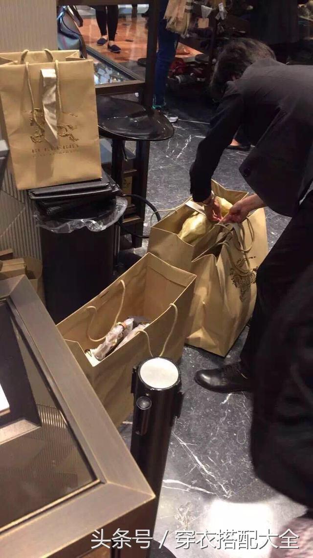 呀!终于知道代购多赚钱了,送给婆婆包的时候她说怎么不买lv