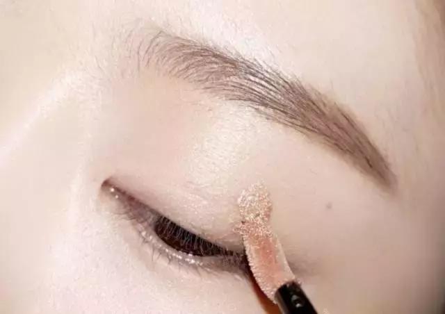 彩妆届又出一波液体眼影,据说霓虹国的妹子已经到了拼人品去抢