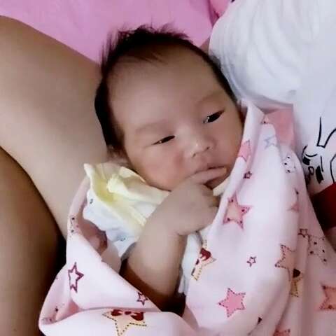 宝宝3个月了,一言不合就吮手指,要纠正吗?