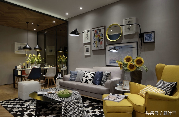 虽然很多人很喜欢这个案例，但我觉得有点乱，有点暗