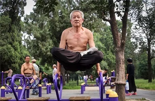 高手在民间大爷玩健身器材,民间健身器材达人