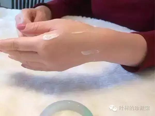 翡翠手镯和手表如何佩戴,女人佩戴翡翠手镯的图片