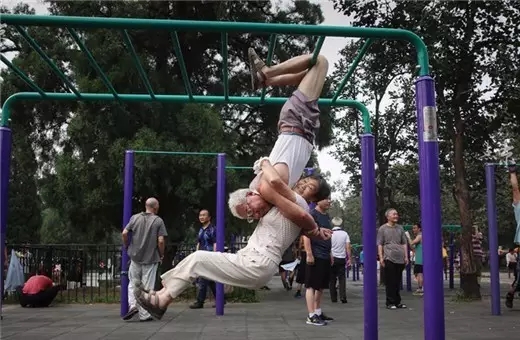 高手在民间大爷玩健身器材,民间健身器材达人