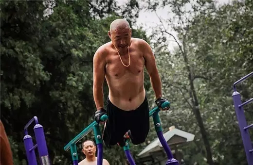 高手在民间大爷玩健身器材,民间健身器材达人