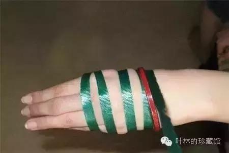 翡翠手镯和手表如何佩戴,女人佩戴翡翠手镯的图片