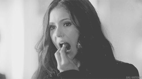 天呐！年轻情侣亲个嘴后