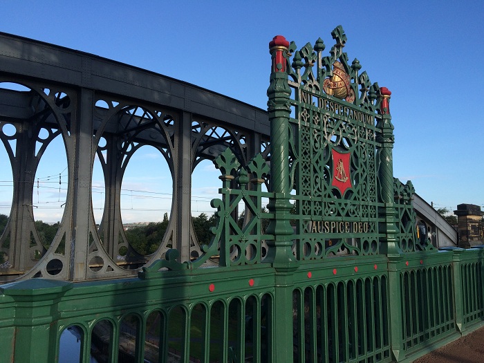 新英驻英记者毛竹欣:用队徽画一个最美东北小城桑德兰