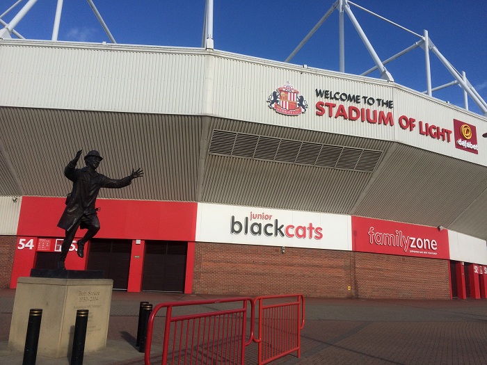 新英驻英记者毛竹欣:用队徽画一个最美东北小城桑德兰