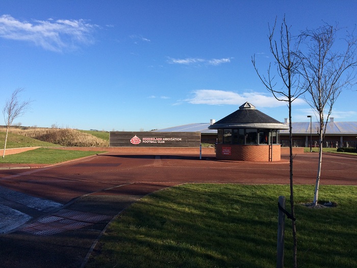 新英驻英记者毛竹欣:用队徽画一个最美东北小城桑德兰