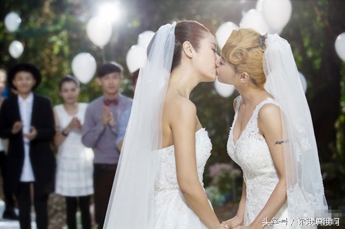 演艺圈最激烈的同性之吻范冰冰、刘晓庆激吻导演