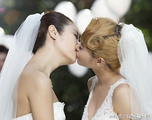 演艺圈最激烈的同性之吻范冰冰、刘晓庆激吻导演