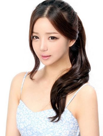 卷发低马尾辫怎么扎蓬松而好看,心机马尾辫怎么扎显头发蓬松