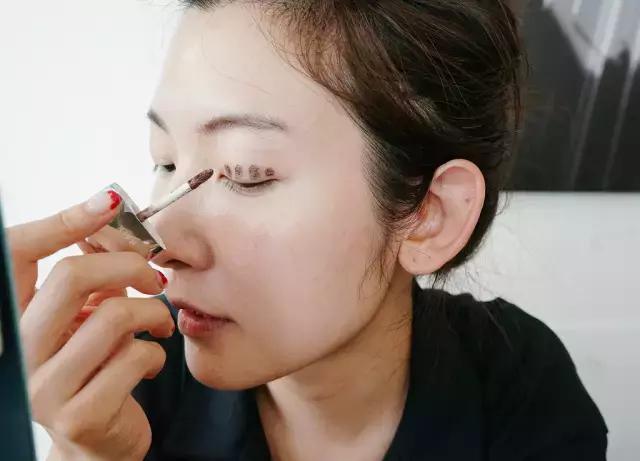 彩妆届又出一波液体眼影,据说霓虹国的妹子已经到了拼人品去抢