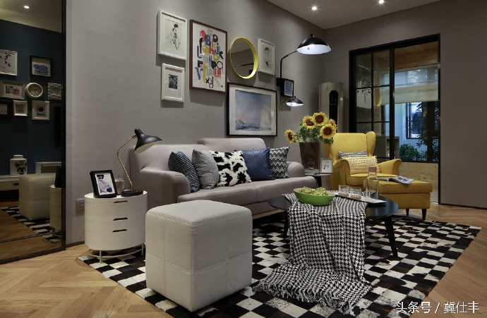 虽然很多人很喜欢这个案例，但我觉得有点乱，有点暗