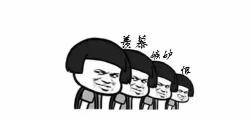 天呐！年轻情侣亲个嘴后