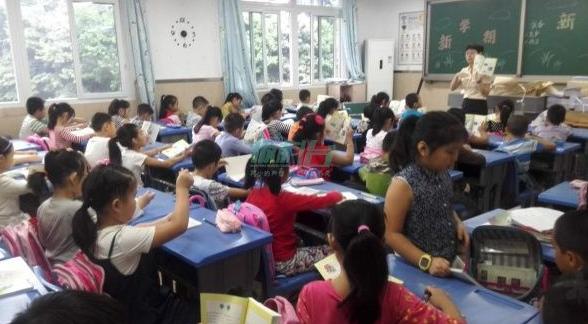 入学太火爆，家长吐槽称学校也像菜市场