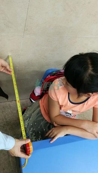 入学太火爆，家长吐槽称学校也像菜市场