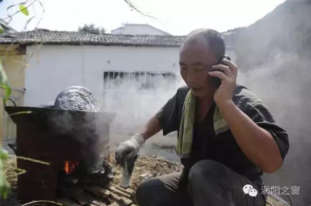 亳州一夫妻打工10年将孩子供出国留学，累并幸福着。