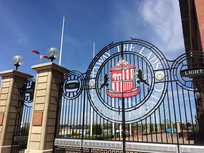 新英驻英记者毛竹欣:用队徽画一个最美东北小城桑德兰