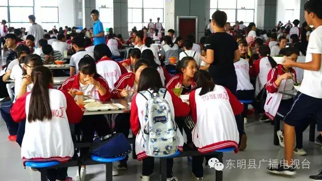 实拍：菏*东泽**明一中新校区！