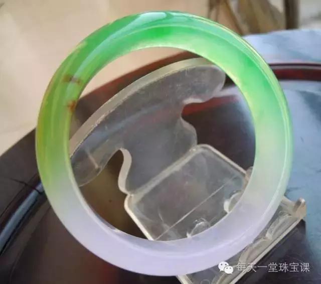 为什么刚买的玉石变色,新买的玉变黄是什么原因