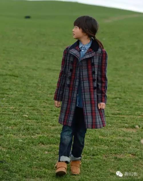 小朋友的钱最好赚，几千块穿几个月就要扔的衣服爹妈买起来不眨眼