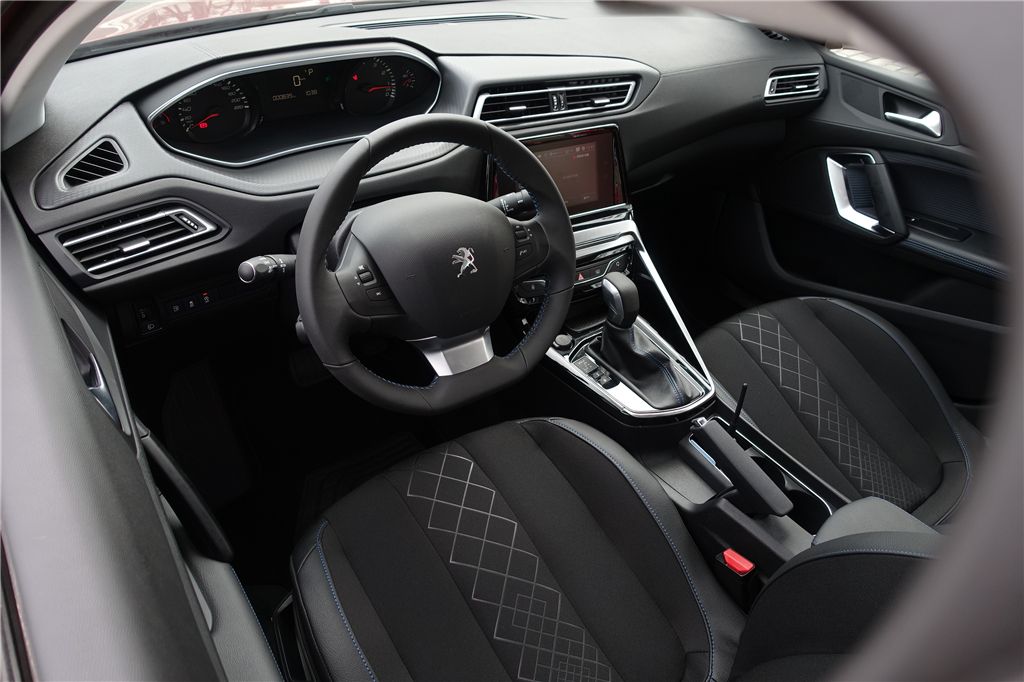 全新标致3081.2手动挡测评,全新标致308实车首秀