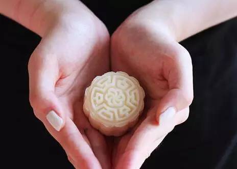 给大家盘点下各种高颜值的月饼,盘点今年新出的三款网红月饼