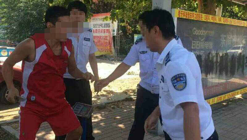 违规占道经营暴力抗法,商贩暴力抗法被城管制止