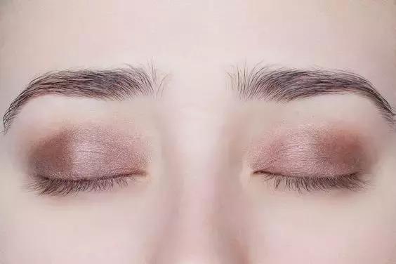 彩妆届又出一波液体眼影,据说霓虹国的妹子已经到了拼人品去抢