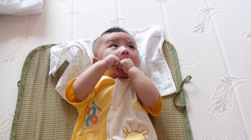 宝宝3个月了,一言不合就吮手指,要纠正吗?