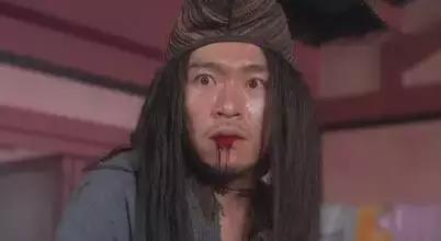 天呐！年轻情侣亲个嘴后