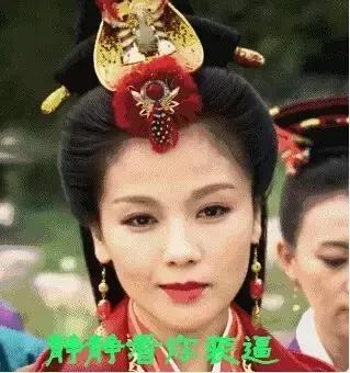 天呐！年轻情侣亲个嘴后